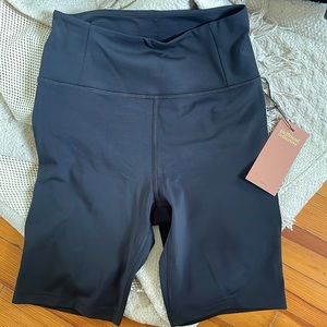Girlfriend Collective FLOAT Bike Short size L in Black